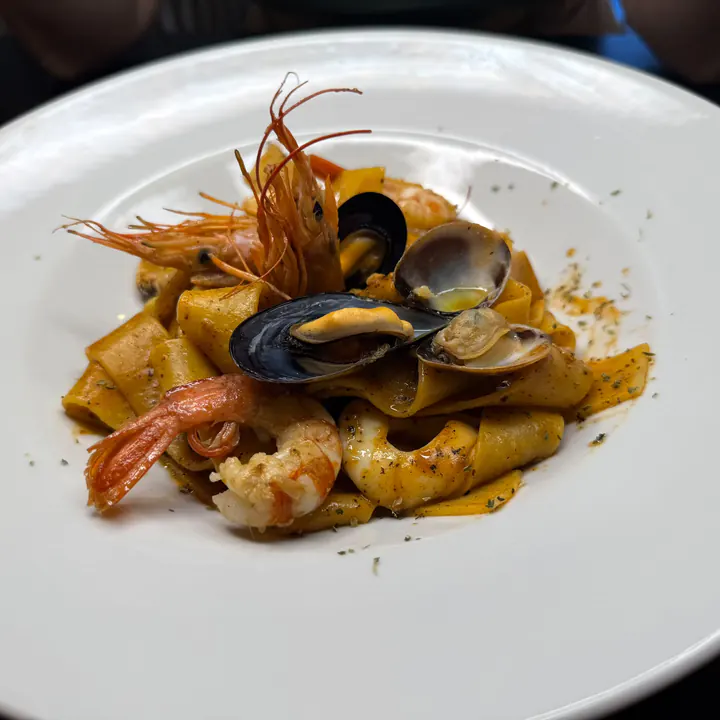 Pappardelle de mar amb gambes, musclos i cloïsses